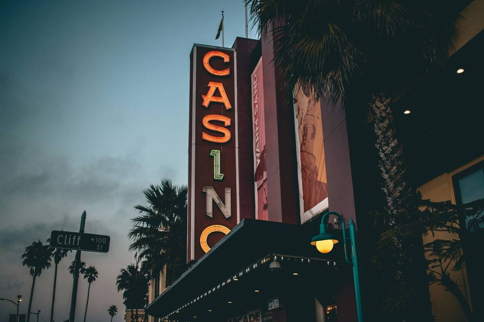 https://queenspins-casinos.com